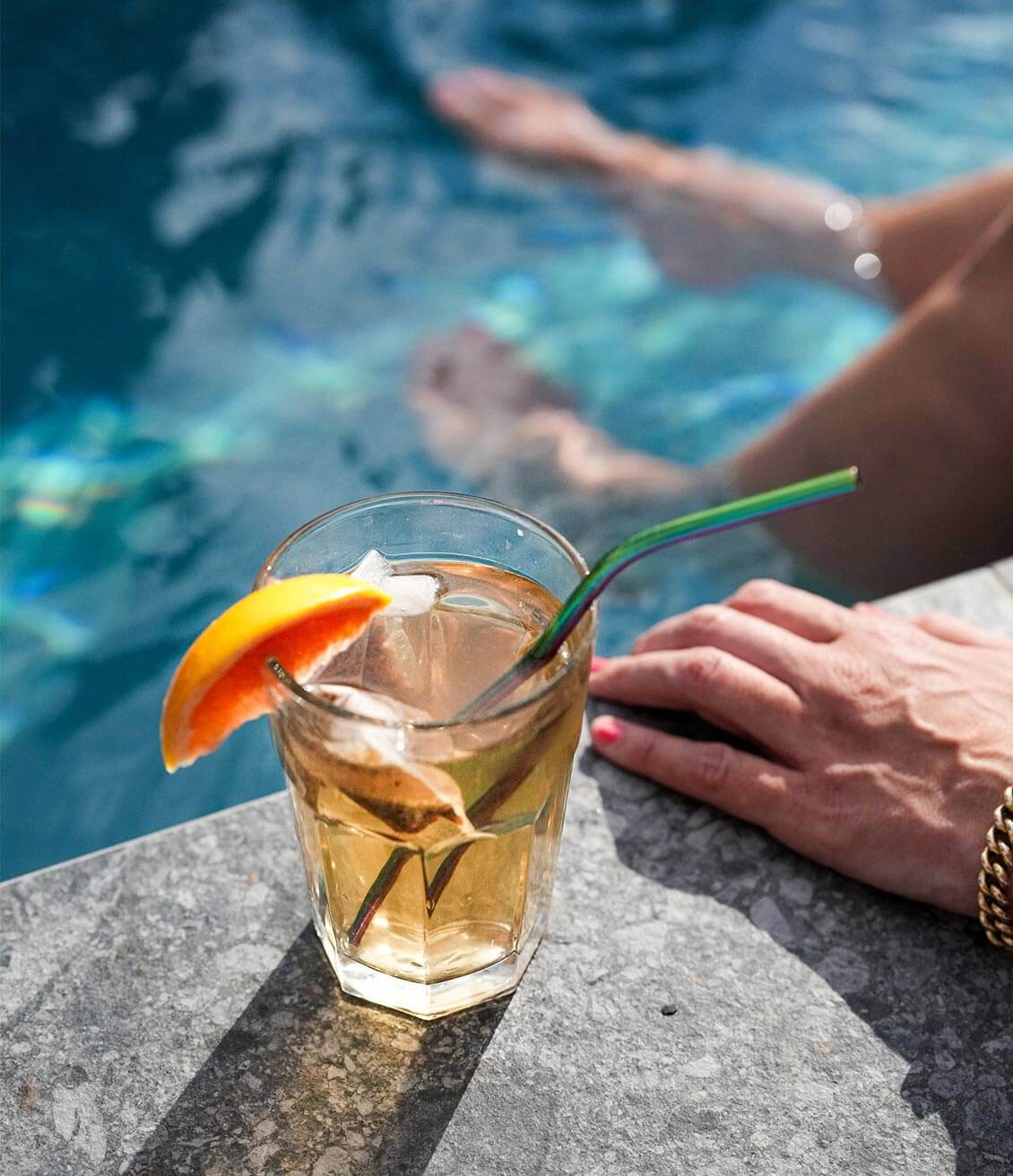 Un thé vert glacé au bord de la piscine